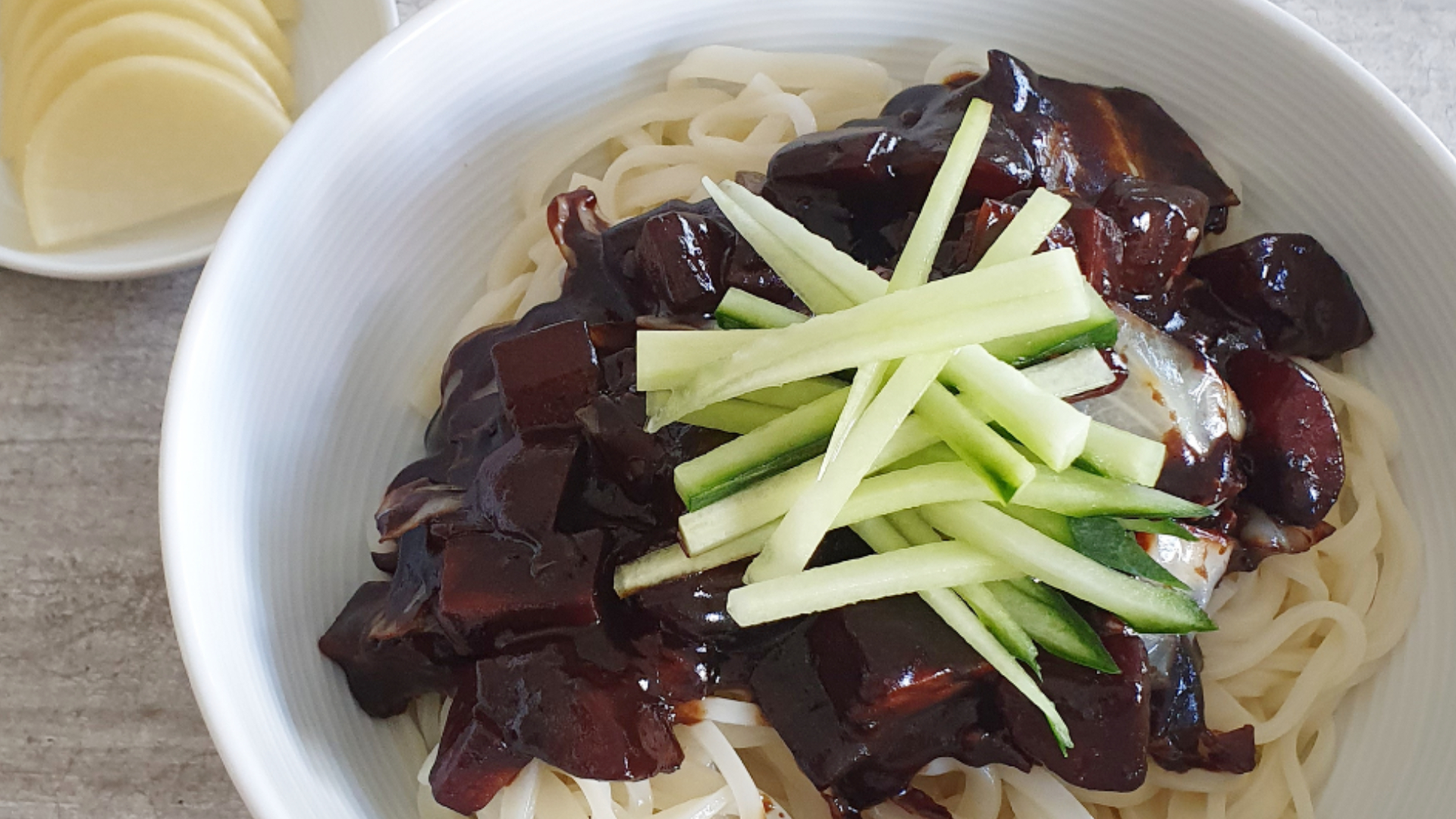 Nouilles à la sauce aux haricots noirs (jjajangmyun) - CORÉE